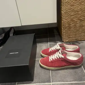 Röda Saint Laurent skor i väldigt gott skick, använda få gånger. De är strlk 40 men lite stora i storlek plus lite uttöjda. 9/10 skick