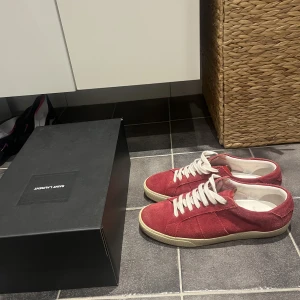 Saint Laurent  - Röda Saint Laurent skor i väldigt gott skick, använda få gånger. De är strlk 40 men lite stora i storlek plus lite uttöjda. 9/10 skick