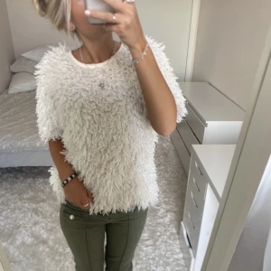 Stickad kortärmad tröja - Säljer denna fluffiga/stickade vita trekvartsärmade/kortärmade tröjan. Direktpris:400kr. Har du någon fråga är det bara att höra av dig🫶🏻