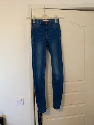 Blåa Molly jeans från Gina Tricot  - Fina blåa högmidjade Molly jeans från Gina Tricot 