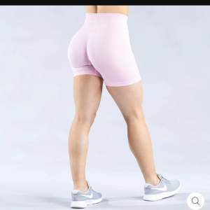 Säljer mina helt oöppnade DFYNE shorts i storlek S.  Är du mellan XS och S, så passar dom perfekt! (Jag fick betala tull)