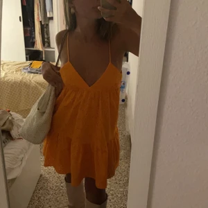 Orange klänning  - Jätte fin orange klänning i bra skick.🎀 