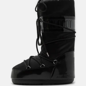 Säljer mina moon boots samma modell som bilden avända 5ggn - Storlek 37-39 anänvända 5ggn bra skick perfekt till vinter kostar 1800 ny pris säljer för 900