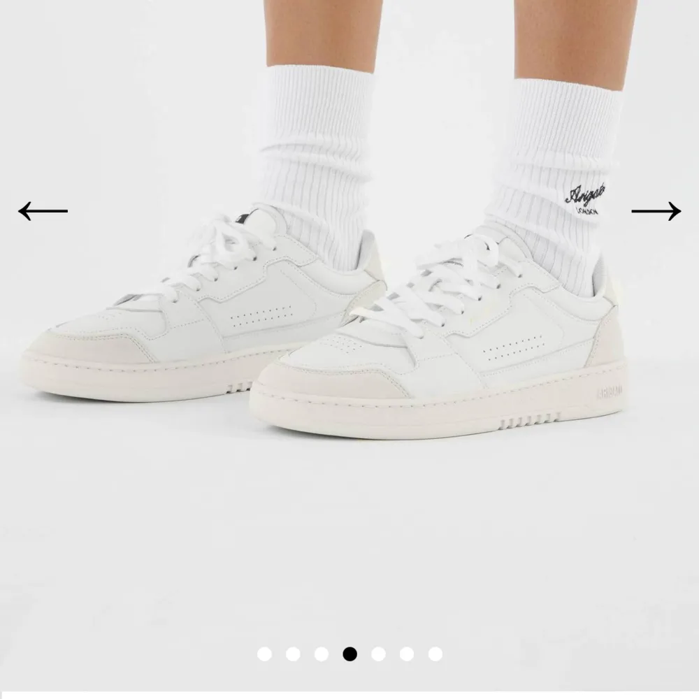 Säljer mina Axel Arigato skor som köptes i sommar. Nyskick. De är beiga men ser vita ut på bilden eftersom att det är en krämig färg. . Skor.