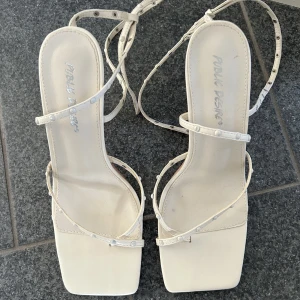 Naturvita klackskor - Jättefina naturvita klackar köpta på Asos i storlek 39. Endast använda en gång då de köptes till ett specifikt tillfälle, så i bra skick! Skriv privat vid frågor eller diskussion av pris <3 (bild 2 lånad från Asos för att visa hur de ser ut på)