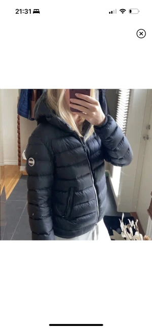 Colmar jacka  - Colmar jacka strl s, nypris ca 5000kr. I fint skick utan några defekter. Bilder kan skickas vid intresse (lånade bilder). Öppen för prisförslag 