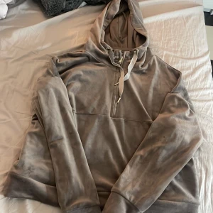 Hoodie - Säljer min fina hoodie från lindex då den inte används längre, man ser att den är använd men den har inga defekter som jag kan se ny pris ungefär 400kr