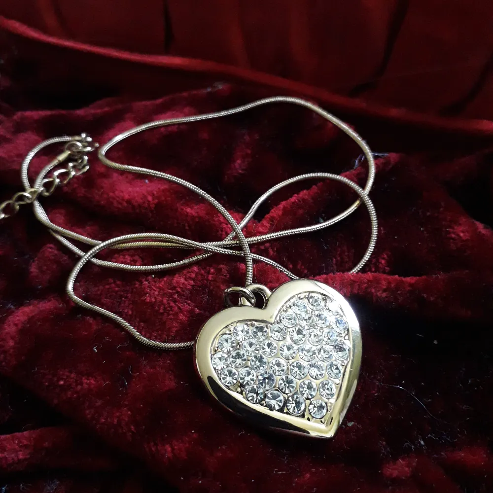 Jättesött halsband med hjärt hänge av kristaller. Accessoarer.