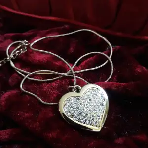 Jättesött halsband med hjärt hänge av kristaller