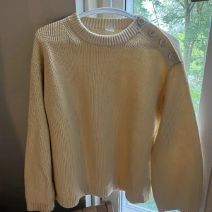 Tröja Arket - Jättefin tröja från Arket! Tredje bilden visar samma modell fast i annan färg!