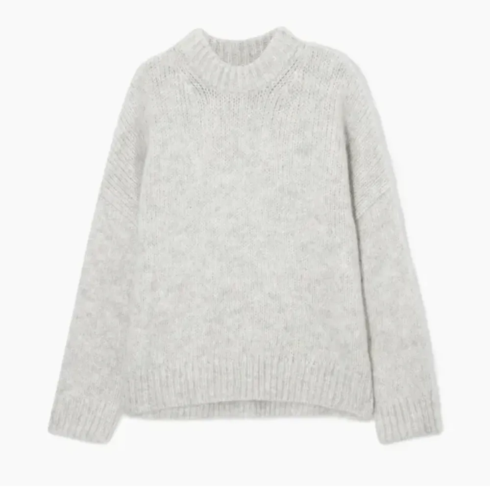 Supersnygg stickad tröja i nyskick från Arket i ull och mohair!! Supermysig nu till hösten (lånade bilder) ordinarie pris är 900 säljer för 450. Stickat.