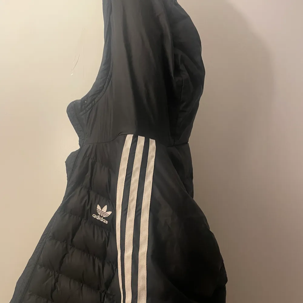 Äkta adidas jacka storlek s/m jätte fin jacka andvänd Max 3 gånger säljs pågrund av fel storlek pris kan diskuteras . Jackor.