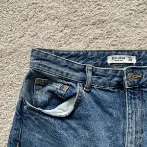 Pull and bear mörkblåa jeans stl38. Sitter som en smäck runt rumpan och raka i formen. Passar tjejer över 170cm