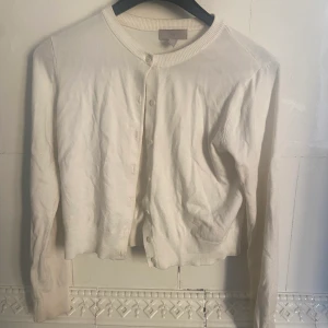 Beige/vit kofta - Superfin krämvit kofta från Hm i perfekt skick, endast använd typ 2 gånger! Skriv för fler bilder🩷Perfekt för hösten🍁