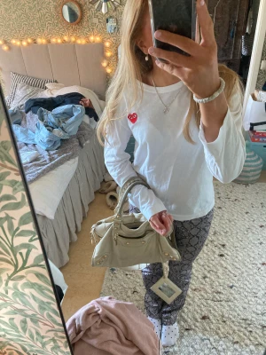 Cdg play tröja - Skit fin långarmad tröja! Köpt på Nk Stockholm och killar kan också ha den! Det är ett klädesmärke så därför priset!💕💕