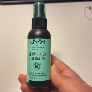 Säljer min Nyx setting spray Dewy finish fini satine som räcker i 16 timmar då jag använder en annan.