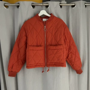 Bomberjacka  - Så snygg orange bomberjacka som tyvärr inte kom till användning.  Helt ny men utan prislapp  Strl XS 