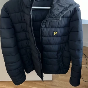 Lyle n Scott jacka  - Jag säljer Lyle n scott jackan. Den är använd men inte sliten. Inga hål, märken eller liknande. Den är i mycket bra skick. Storlek är XS och kvitto från butik finns kvar. Ord pris 1700kr men säljer för 750