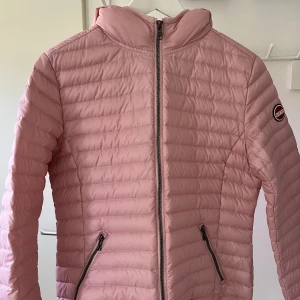 Colmar jacka  - Säljer min superfina colmar jacka! Nyskick. Det lilla märket bak har gått upp lite men är lätt att sy dit, inget man märker (se bild). Jackan är ljusrosa och köptes på johnells för några år sedan. Nypris ca 2000kr. Storlek 16 år, (vuxen storlek xs/s)💕💕💕