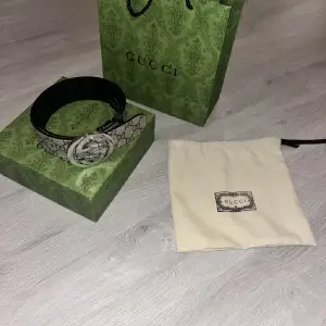 Tjena säljer nu mitt gucci bälte eftersom att den va för liten för mig och behöver större storlek. Bältet e äkta min bror köpte den åt mig men kvittot fick jag ej eftersom att det var en present. Box,dustbag och allt annat medföljer. Byten mot ett annat