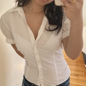 Tipp - Supersöt basic vit topp. Skriv om ni har frågor💕