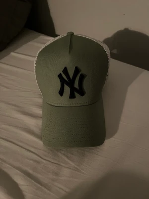 Newyork keps - Helt ny keps, 250kr eller kom med bud. Köparen står för frakt