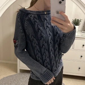 Oddmolly stickad mörkblå tröja 💫 - Jättesöt stickad tröja med detalj på ärmen och snörning baktill 