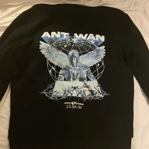 Super snygg Ant Wan hoddie💗 köptes på konserten men kommer nu mer inte till andvändning🩷