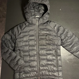Peak Performance strl 150 - Peak performance jacka i fint skick! Dunjacka Storlek 150