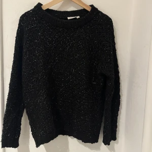 Svart tjocktröja med glitter - Svart tjocktröja med glitter. Bra skick