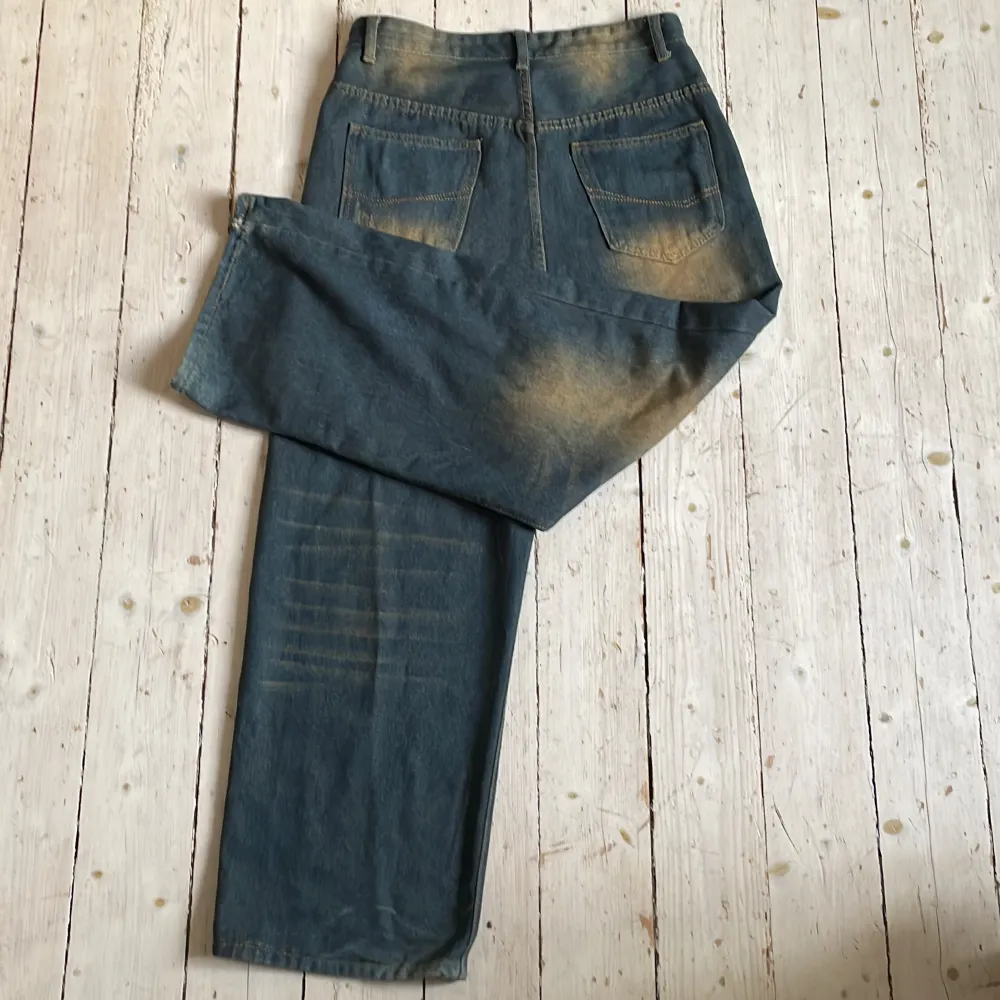 Baggy, slitna jeans som är riktigt snygga. säljer på grund av de va för stora.    Har använts Max 3 gånger… . Jeans & Byxor.