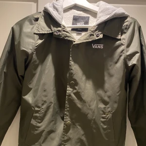 Vans jacka S (9-10 år)  - Vans jacka i nyskick storlek S. Skulle säga passar ett barn 9-10 år. 