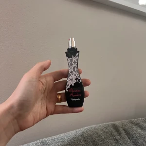 CHRISTINA AGUILERA UNFORGETTABLE - Eau de parfum 30 ml (20 ml kvar ca) - Halva flaskan kvar! Har nytt jobb där vi ej får använda parfym, annars var denna en av mina favoriter!  Kolla gärna mina andra annonser, Samfraktar gärna!