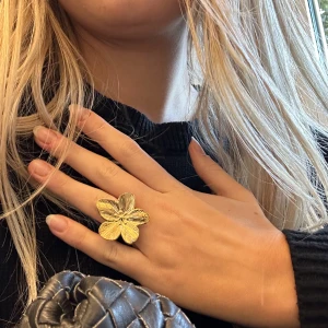 Flower ring - Vacker och trendig guldblomma från by jolima🌼ringen är även anpassbar så att det passar alla fingrar! 