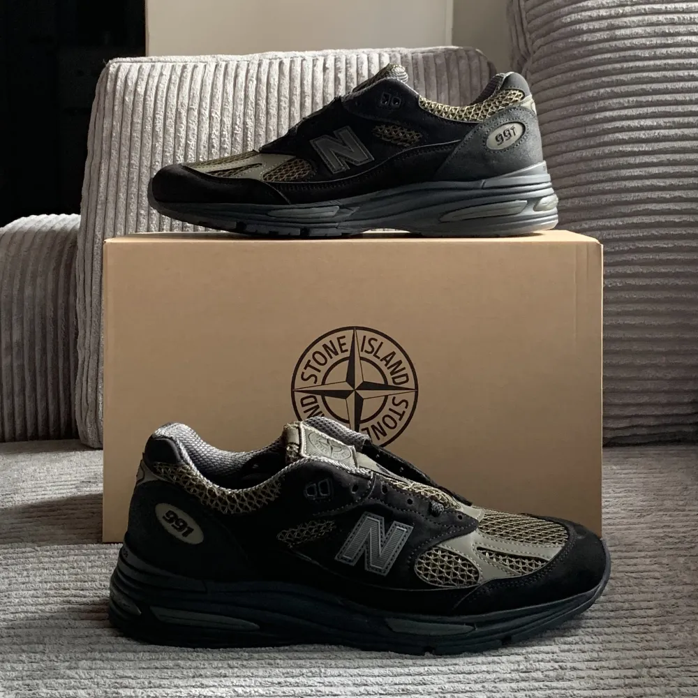 Stone Island x New Balance 991V2 (made in UK). Size 44. DS, never tested. Black and gray laces. Bought from Nitty Gritty - can provide receipt. Can meet up.. Skor.