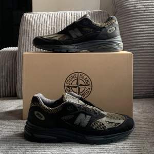 Stone Island x New Balance 991V2 (made in UK). Size 44. DS, never tested. Black and gray laces. Bought from Nitty Gritty - can provide receipt. Can meet up.