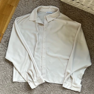Blus/skjorta från Wera - Använd många gånger, men i jättefint skick. Vit/beige. Pytteliten fläck.