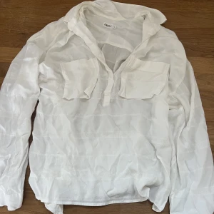 Filippa K skjorta - Vit Filippa k skjorta/blus, använd sparsamt fint skick. Perfekt på sommaren