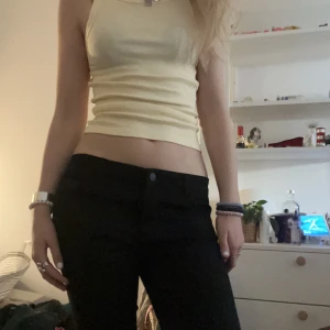 Linne - Gult linne från Gina som inte kommer till användning längre mest pga färgen, inte defekter🥰❤️stretchig så passar även S