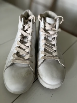 Gymnastikskor vita från SOC - Gymnastikskor endast använda ett par gånger. Fint skick.