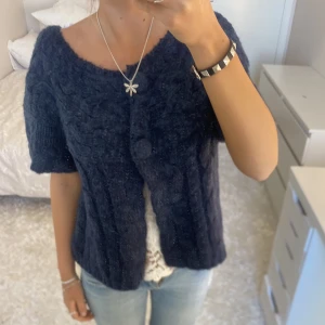 Kortärmad kofta - Säljer denna kortärmade kofta/bolero. Har du någon fråga är det bara att höra av dig🫶🏻