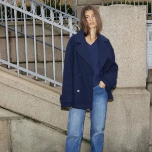 Stort trenchcoat  - Säljer denna korta höst kappa, slutsåld och lapparna kvar. Nypris 699💖