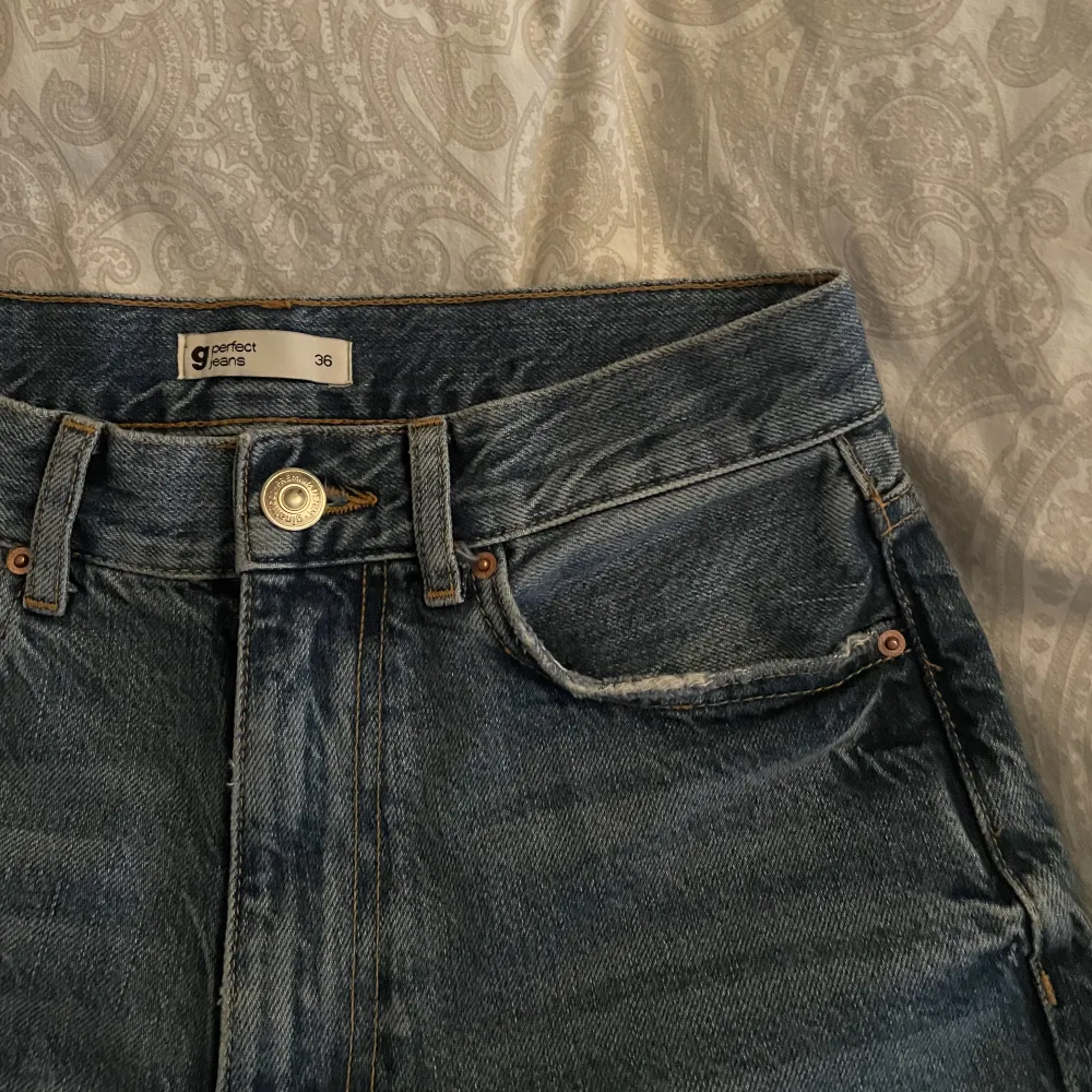 Mellan blåa jeans med slit ifrån ginatricot. Använd ett fåtal gånger. Inga defekter alls, som nya!. Jeans & Byxor.