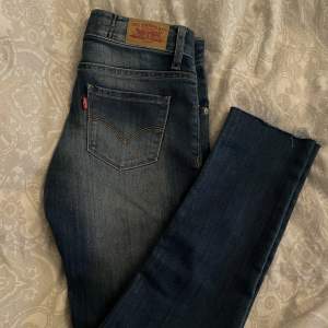 Mörkblåa lågmidjade jeans från Levis. Lite osäker på storleken men dom passar mig som brukar ha 34-36. 