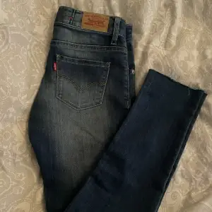 Mörkblåa lågmidjade jeans från Levis. Lite osäker på storleken men dom passar mig som brukar ha 34-36. 