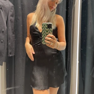 Svart klänning  - Svart klänning från zara. Öppen rygg. Tjockare satintyg. Lapp kvar.