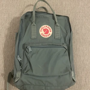 Fjällräven Ryggsäck - Säljer min sparsamt använda Kånken ryggsäck.  Inga tecken på defekter eller använding. Kan skickas mot frakt eller mötas upp i Malmö. Nypris: 1099kr Jag säljer den för 550kr. TRYCK EJ KÖP NU!