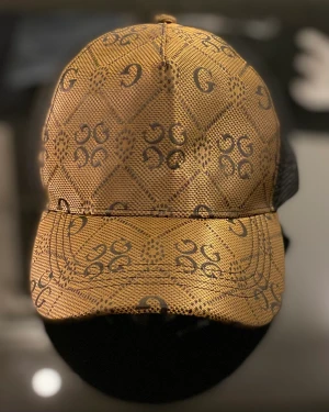 Keps - Fin och skön att ha på. Den är även gjort av ett bra material och den är fin att ha på sig på smestrar, utflykter eller fina tillfällen som kallas. 