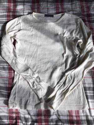 Begie/cremevit brandy Melville tröja med mönster, använts inte längre och är i bra skick