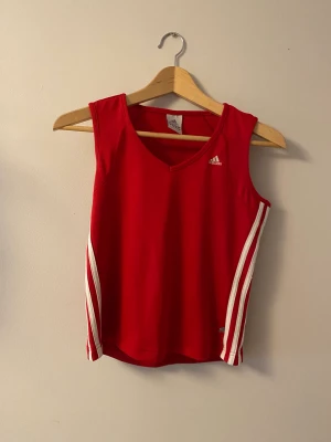 Fin topp - Röd topp av adidas 